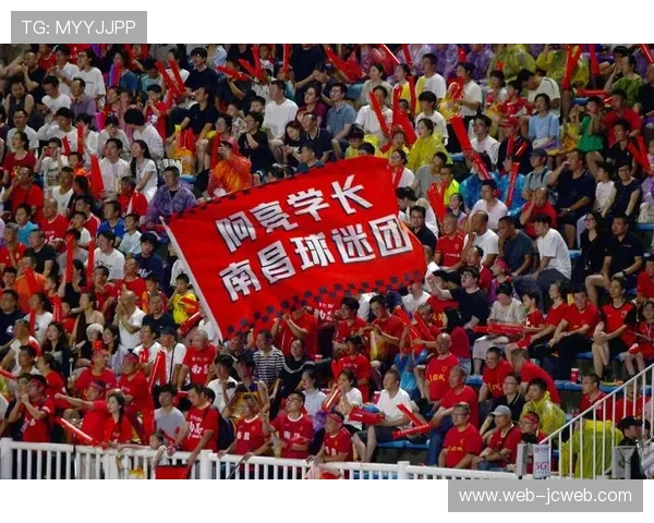 球迷现场抗议票价上涨，多场比赛看台现创意横幅