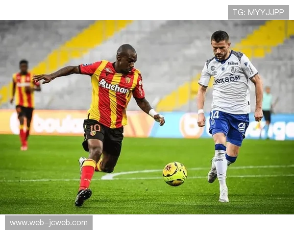 法甲战术趋势观察：五后卫体系复兴vs四后卫传统博弈